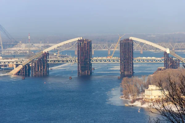建設中に川の上にアーチ型の上部構造を持つメトロ自動車タイアーチ橋 ウクライナ共和国キエフのドニエプル川を渡るPodilsko Voskresensky橋 — ストック写真