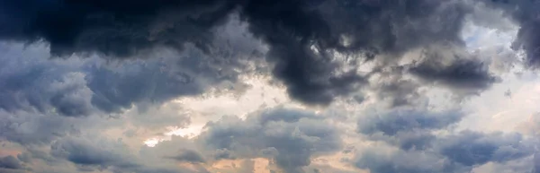 Parte Del Cielo Noche Con Nubes Tormenta Amplia Vista Panorámica —  Fotos de Stock