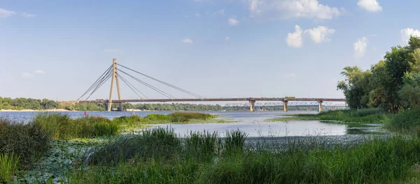 近代的な道路ケーブルは 他の鉄道橋に対して川の上の橋に宿泊された Pivnicnyi 旧モスコフスキー ウクライナ共和国キエフのドニエプル川に架かる橋 — ストック写真