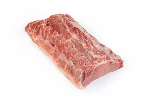 白の背景に肋骨の小さな部分と新鮮な調理されていない豚ロースの大きな部分 肋骨側からの眺め — ストック写真