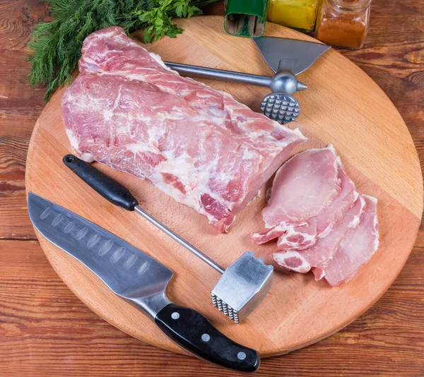 Lomo Cerdo Parcialmente Cortado Rodajas Cuchillo Cocina Ablandador Carne Metálica —  Fotos de Stock