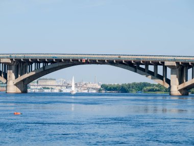 Metro-otomobil kemerinin nehir üzerindeki beton köprüsünün bir parçası - iki köprü yatağı arasında bir açıklık. Metro Köprüsü Dinyeper Nehri 'nin karşısında, Kyiv, Ukrayna