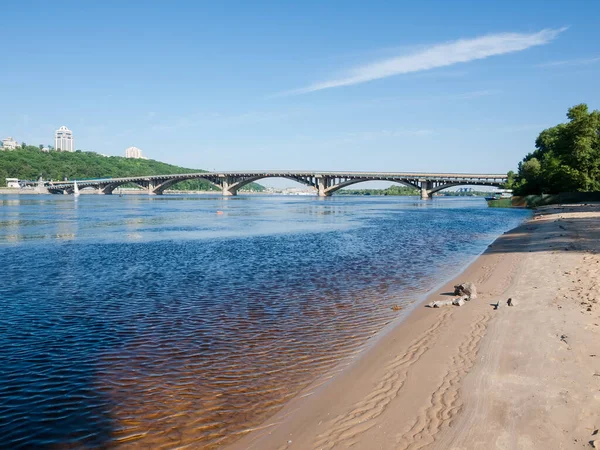 春には川の上にメトロ自動車アーチコンクリート橋 ウクライナ共和国キエフのドニエプル川に架かるメトロブリッジ — ストック写真