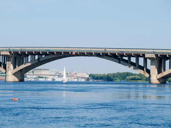 Une Partie Pont Béton Arche Métro Automobile Sur Rivière Une — Photo