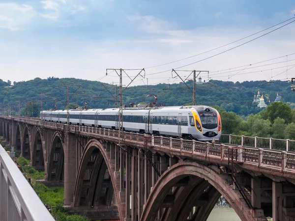 Moderno Tren Eléctrico Múltiples Unidades Mueve Puente Ferrocarril Arco Sobre — Foto de Stock