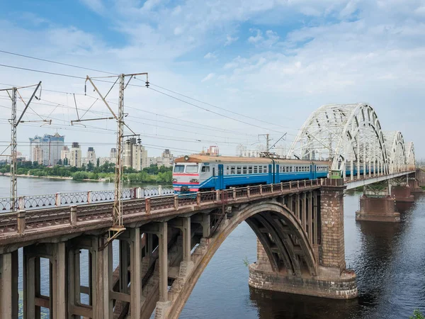 城市电气多单元列车在河上的拱桥上行驶 跨越乌克兰基辅第聂伯河的Darnytskyi铁路桥 — 图库照片