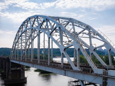 Demiryolu köprüsü boyunca nehir boyunca çelik perçinli kemer bağı vardı. Darnytskyi Demiryolu Köprüsü 'nün Parçası Dinyeper Nehri, Kyiv, Ukrayna