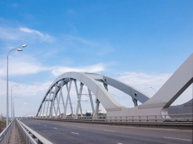 Gökyüzüne karşı çelik perçinlenmiş kemerlerle birleşik yol ve demiryolu köprüsünün bir parçası.