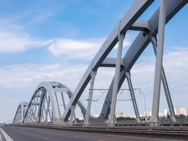 Steel Riveted Arches Combined Road Railroad Bridge City Buildings Fragment — Stock Photo, Image