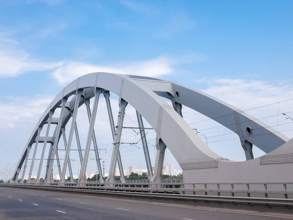 市の建物に対する複合道路と鉄道橋の鋼製のリベットアーチ — ストック写真