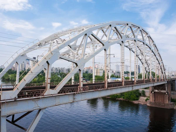 Пролёт Железнодорожного Моста Стальной Заклепкованной Аркой Через Реку Напротив Здания — стоковое фото