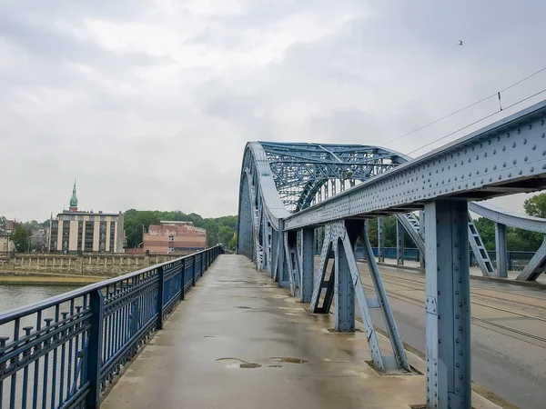 Сталеві Хвилясті Арки Старого Дорожнього Мосту Над Річкою Похмуру Погоду — стокове фото