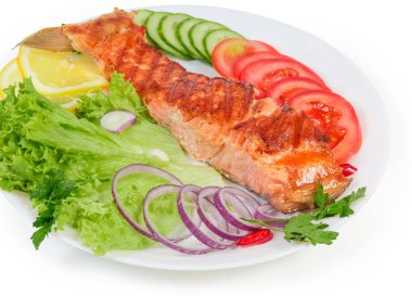 Sebze ve sebzeli ızgara fileto servis ediliyor. Beyaz arka planda, seçici odak noktasında yakın plan.