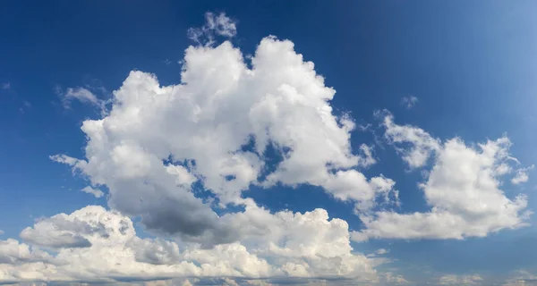 Teil Des Himmels Mit Quellwolken Sommertag Panoramablick — Stockfoto