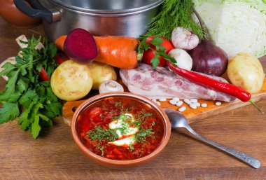 Kırmızı pancar pancarı servis ediliyor. Ukrayna çorbası. Çamur kasesinde ekşi krema ile tatlandırılmış.