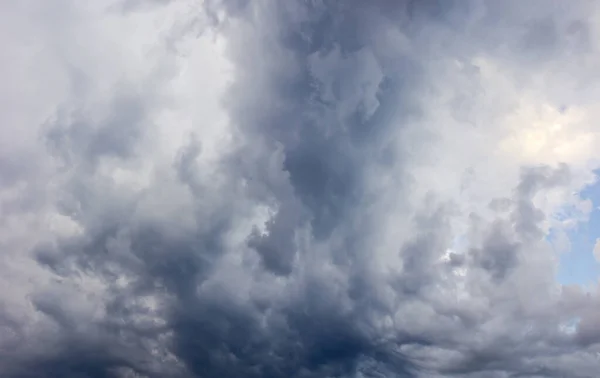 Fragment Des Sommerhimmels Mit Kumulus Und Gewitterwolken Textur Hintergründen — Stockfoto