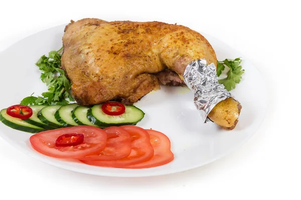 Τηγανητό Πόδι Κοτόπουλου Σερβίρεται Ψιλοκομμένα Λαχανικά Και Χόρτα Στο Πιάτο — Φωτογραφία Αρχείου