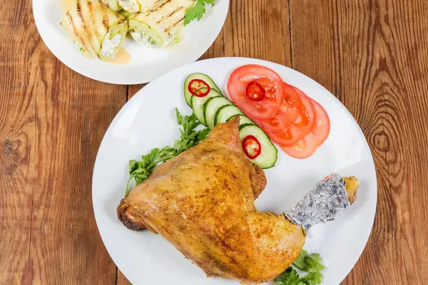 Τηγανητό Πόδι Κοτόπουλου Σερβίρεται Ψιλοκομμένα Λαχανικά Και Χόρτα Στο Πιάτο — Φωτογραφία Αρχείου