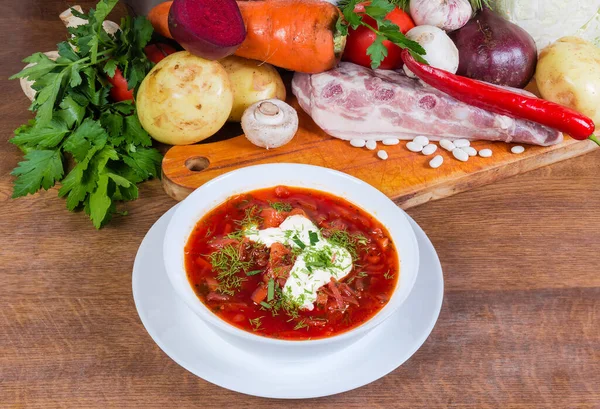 Barbabietola Rossa Cotta Borscht Ucraino Condito Con Panna Acida Contro — Foto Stock