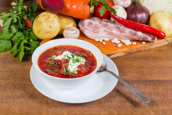 Servire Barbabietola Rossa Borscht Ucraino Condito Con Panna Acida Contro — Foto Stock