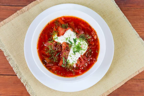 Typique Betterave Rouge Borscht Ukrainien Assaisonné Crème Sure Saupoudré Herbes — Photo