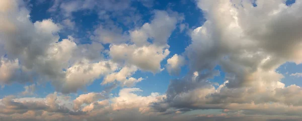 Teil Des Himmels Mit Haufenwolken Sommer Abends Vor Sonnenuntergang Panoramablick — Stockfoto