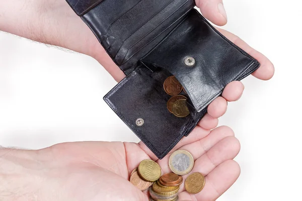 白い背景に古い黒い革の財布から手のひらに注ぎ出されたコイン — ストック写真