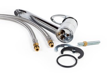 Beyaz arkaplanda monte edilmiş tek kulplu karıştırıcı mutfak musluğu, su tedarik boruları ve bağlanan bağlayıcılar değil, seçici odak noktasında üssün yanından görünüm