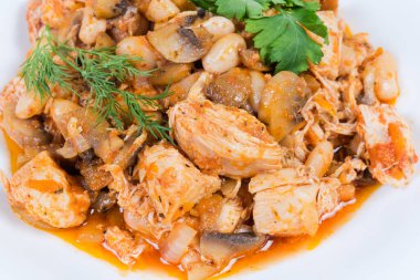 Mantarlı güveç fasulyesi ve soslu domates soslu tavuk, yakın çekim.