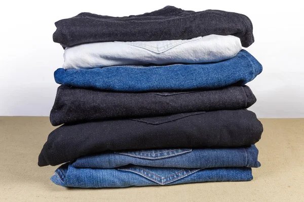 Jeans Diversi Vari Colori Piegati Nello Stack Sulla Superficie Tessile — Foto Stock