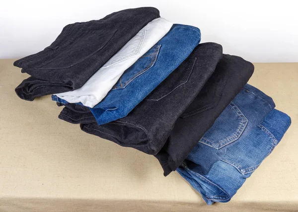 Diverse Paia Jeans Vari Colori Texture Ripiegate Tasca Posteriore — Foto Stock