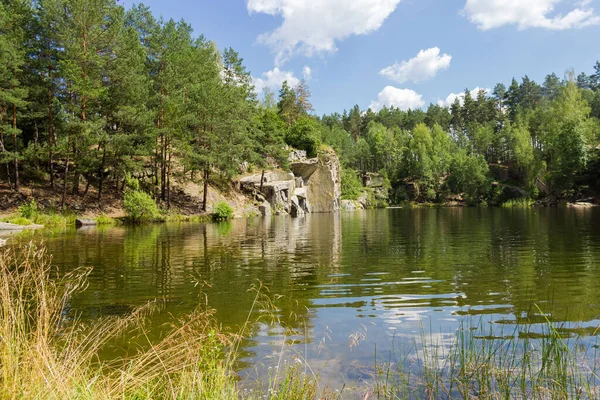 Malé Malebné Lesní Jezero Skalnatým Břehem Letní Den — Stock fotografie