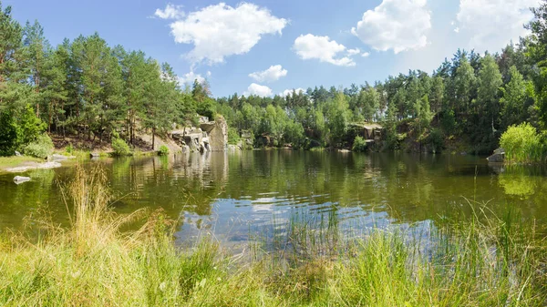 Malé Malebné Lesní Jezero Skalnatým Břehem Letním Dni Panoramatický Výhled — Stock fotografie