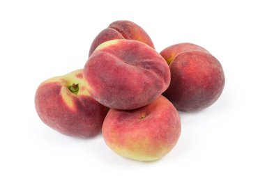 Satürn şeftalisi olarak da bilinen küçük bir şeftali yığını ve beyaz arka planda sıradan şeftaliler.