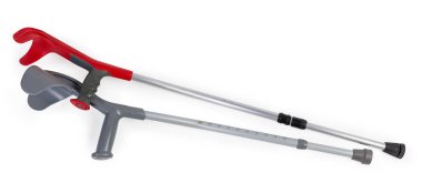 İki farklı modern metal koltuk değneği, rahat ergonomik plastik sapları ve beyaz arka planda yükseklik ayarları var.