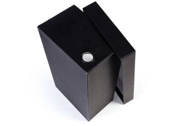 Boş siyah karton ayakkabı kutusu beyaz arka planda kısmen çıkarılmış kapağı ile yan tarafında duruyor.