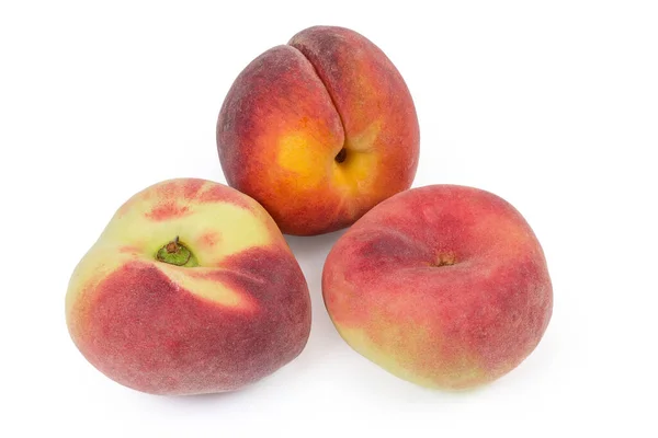 白を背景にいちじく桃や普通の桃とも呼ばれる平桃 — ストック写真