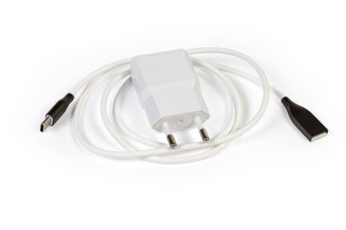 Mobil ekipman pilleri şarj etmek için AC adaptörü ve beyaz arka planda USB-A ve USB-C konnektörleri ile donatılmış uygun kablo