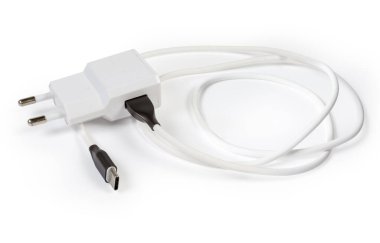 Mobil aygıtlar için AC adaptörü beyaz arkaplan üzerinde USB-A ve USB-C konnektörleri ile donatılmış uygun kablo yüklü piller