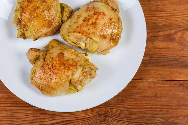 Cosce Pollo Fritte Croccanti Pre Sottaceto Erbe Sul Piatto Bianco — Foto Stock