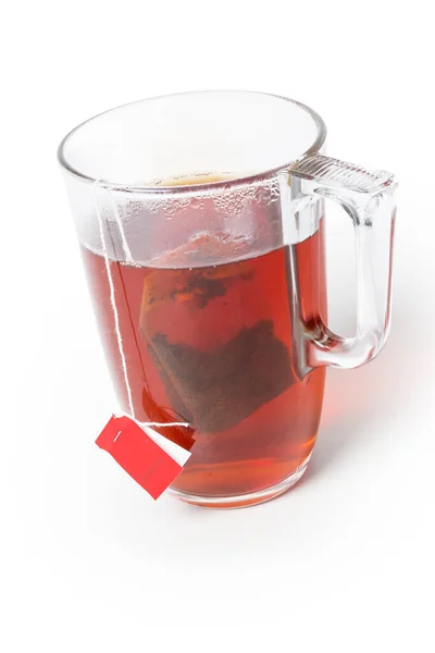 Skleněný Šálek Čerstvě Uvařeného Černého Čaje Sáčku Čaj Červeným Štítkem — Stock fotografie