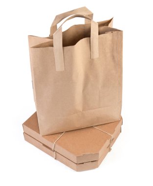 Pizza ve diğer yemek paketleri için tek kullanımlık ekolojik paket - kağıt çanta ve beyaz arka planda doğal sicimle bağlanmış iki pizza kutusu