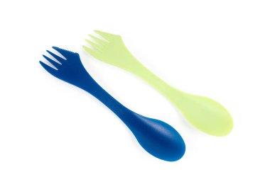 Tek kullanımlık plastik çatal bıçak takımı. Bir objede çatal ve kaşık. Beyaz arka planda mavi ve yeşil renkli iki kap.