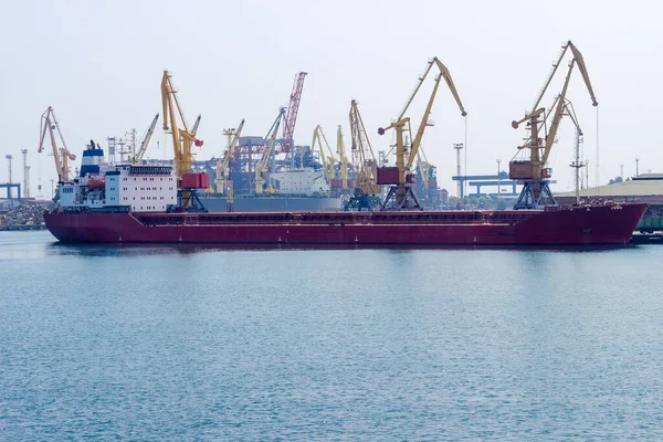 Parte Del Puerto Carga Marítima Con Diferentes Grúas Portuarias Buque — Foto de Stock