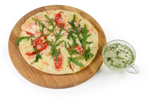 Kis Főtt Pizza Garnélarák Paradicsom Arugula Kerek Tölgyfa Pizza Fórumon — Stock Fotó