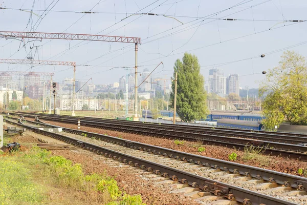 Nowoczesna Kolej Wielotorowa Rozjazdami Innymi Obiektami Inżynierskimi Tle Struktury Miejskiej — Zdjęcie stockowe