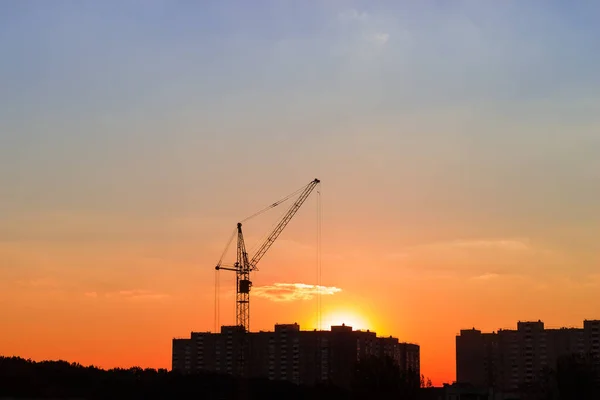 Silhouettes Tower Crane Multistory Building Construction Background Sunset Sky — Stock Photo, Image