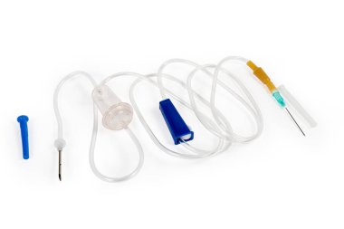 Beyaz arka plandaki iğnelerden koruyucu kapaklar çıkarılmış damar içi damlalar için tek kullanımlık set.