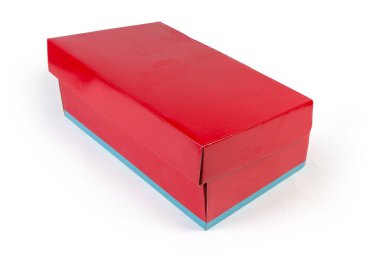 Beyaz arka planda kapalı kapaklı kırmızı karton ayakkabı kutusu