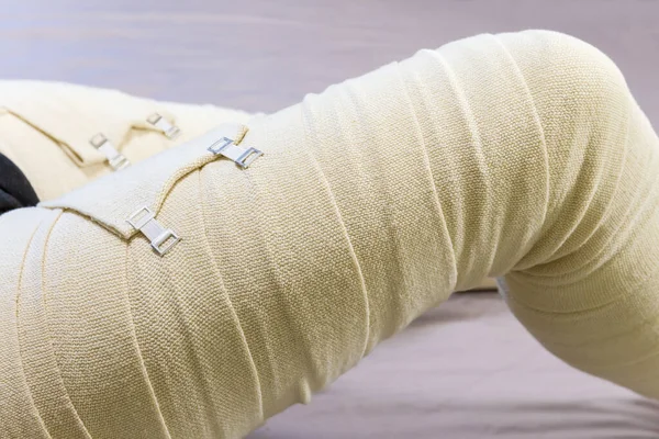 Dokuma Elastik Bandajlarla Sarılmış Klipslerle Sabitlenmiş Insan Bacakları Kalça Diz — Stok fotoğraf